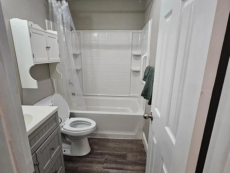 545 Oxford Ave — Photo 3