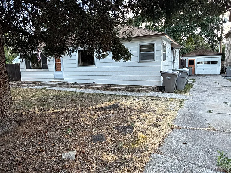 2225 S Division Ave — Photo 2
