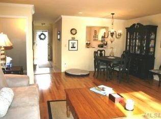 17 Pine St, Huntington, NY 11743