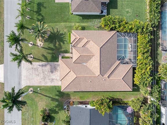 4th image of 909 SW 22nd Ter