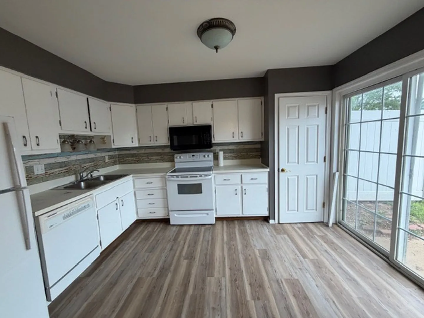 Spacious 3Bedroom / 1.5 Bath Available in Hazelwood — Photo 3