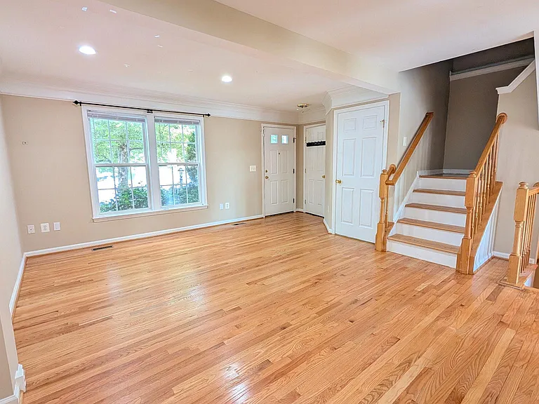 211 Shirley Sq SE — Photo 5