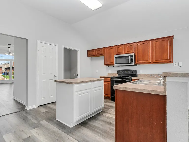 7321 Grass Valley Trl — Photo 8
