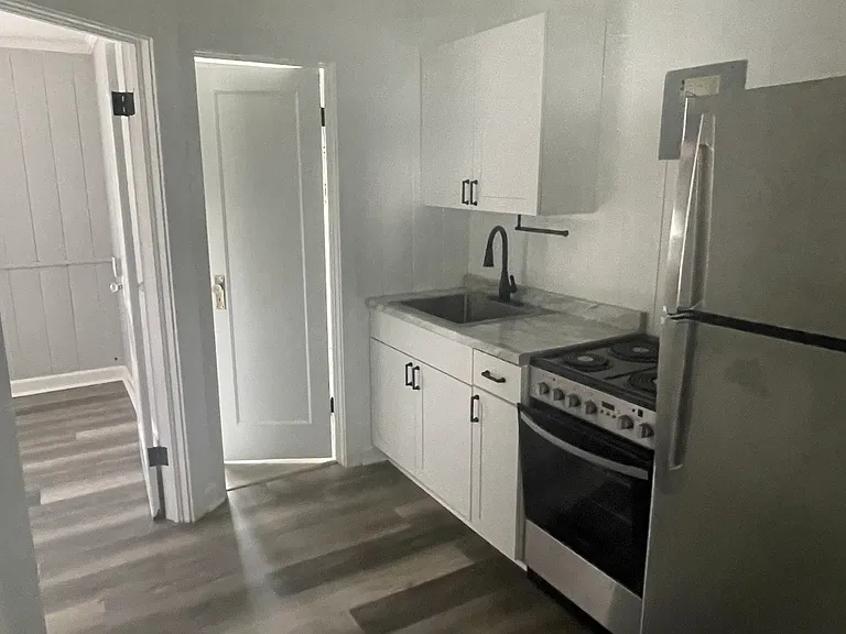 200 Park Ave #14 — Photo 2