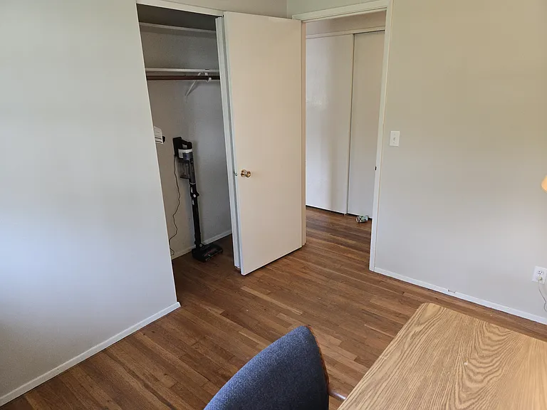 W Bedroom/Flex with Workspace & Vac