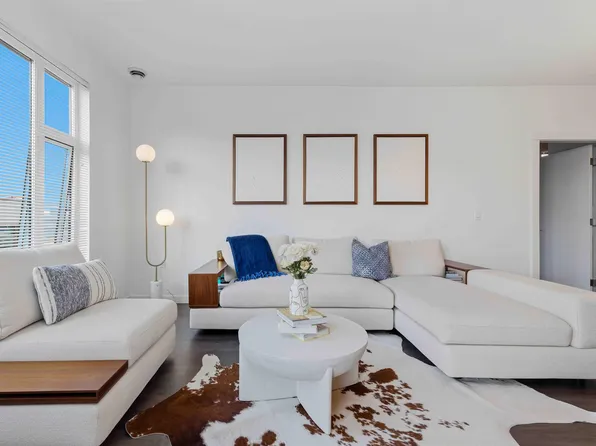 123 W 1st St #409, North Vancouver, BC V7M 0E5