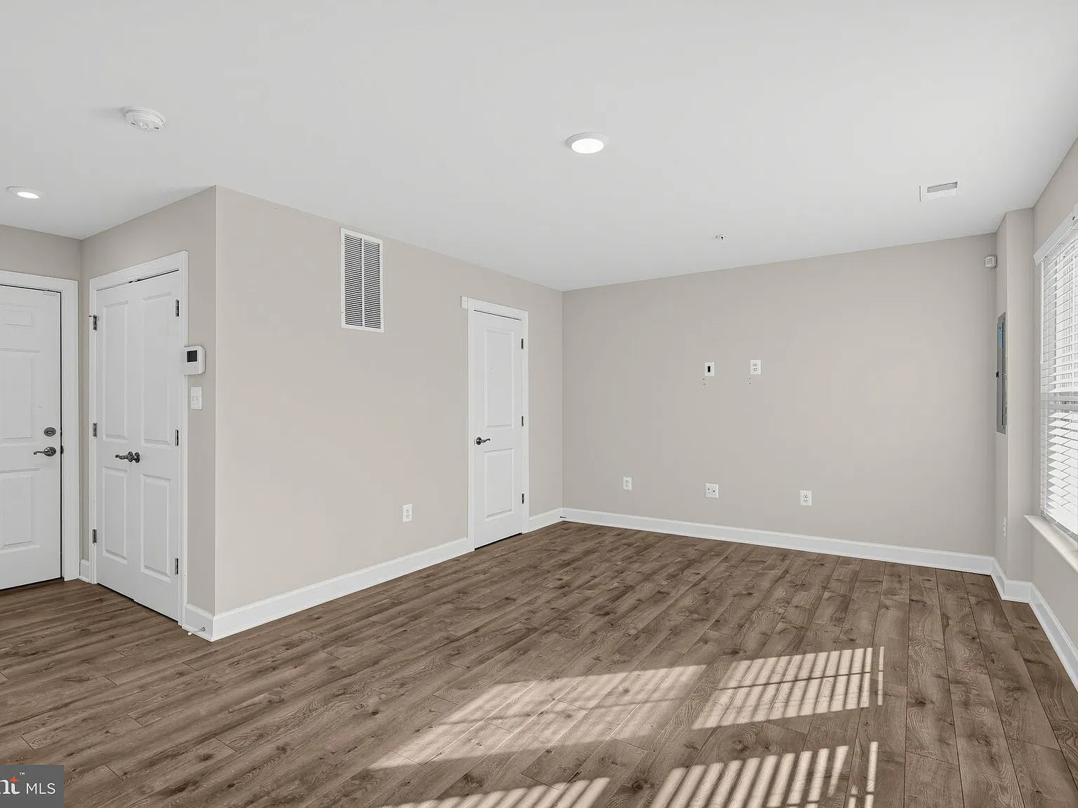 3 bed, 2.5 bath, 1600 sqft, $3,200 — Photo 2