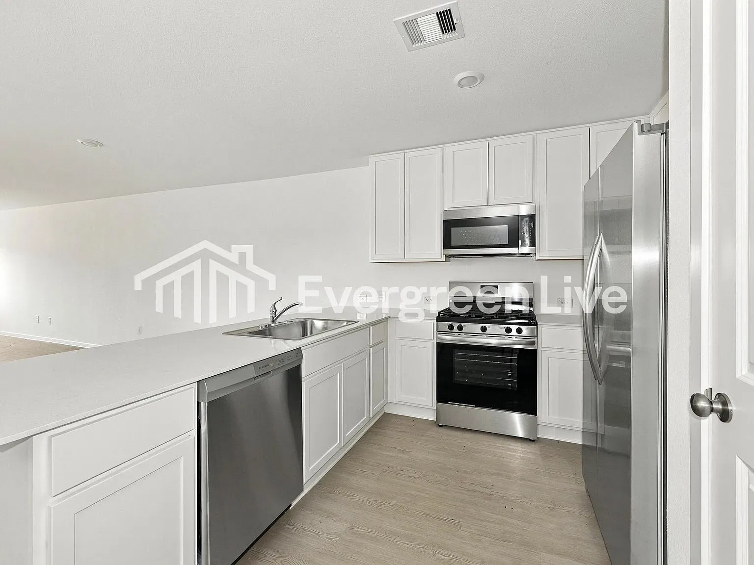 4 bed, 2.0 bath, 1656 sqft, $1,800 — Photo 3