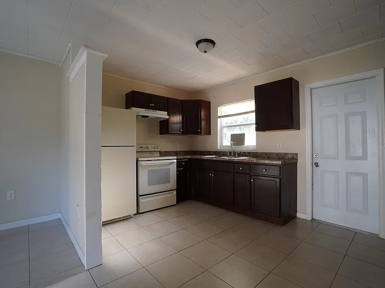 404 N Lake Ave — Photo 2