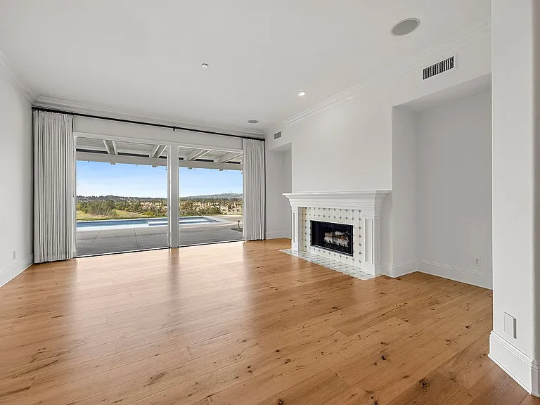 2309 Skyline Dr — Photo 3