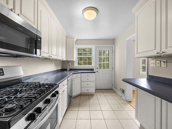 4th image of 1561 Cottage Ln