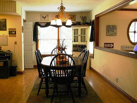 Ding Room W/Bay Window