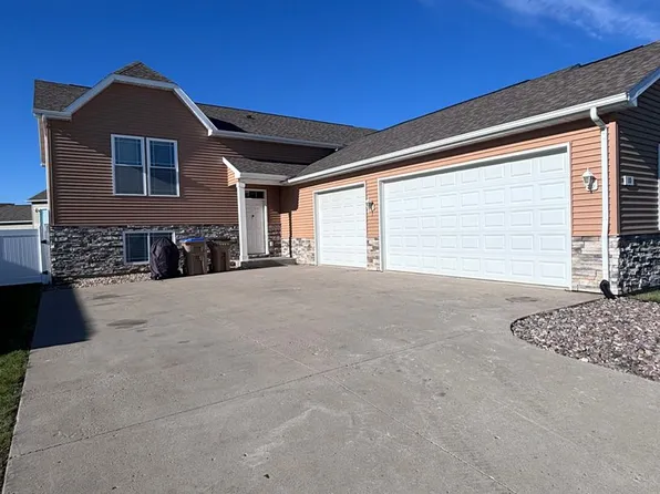 10 Mulberry Loop NE, Minot, ND 58703
