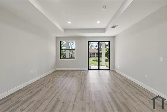 934 Binkley St E — Photo 13