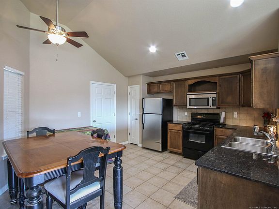 5th image of 16091 S 83rd Ave E