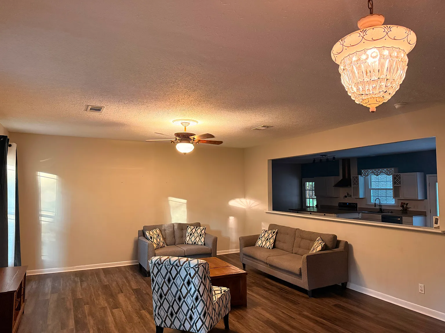 4 bed, 2800 sqft, $3,300 — Photo 3