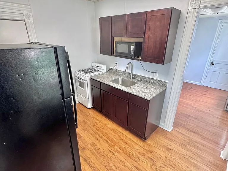 501 W Allen St — Photo 3