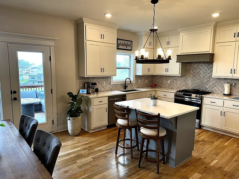 7902 N Spruce Ave — Photo 11