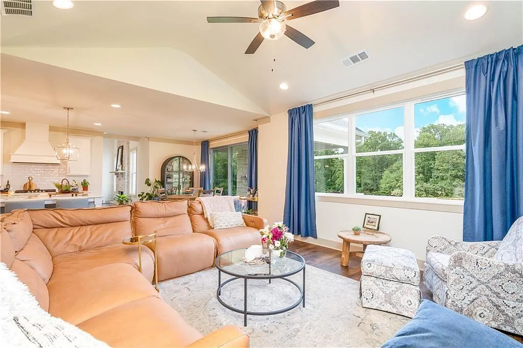 4 bed, 4.0 bath, 3073 sqft, $4,000 — Photo 4
