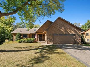 220 Woodridge Dr, Vadnais Heights, MN 55127