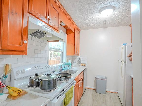 3rd image of 1324 N Main St APT 1