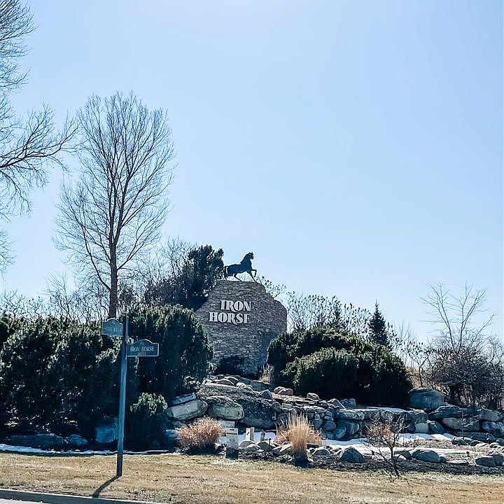 1st image of 601 S Lakeview Way