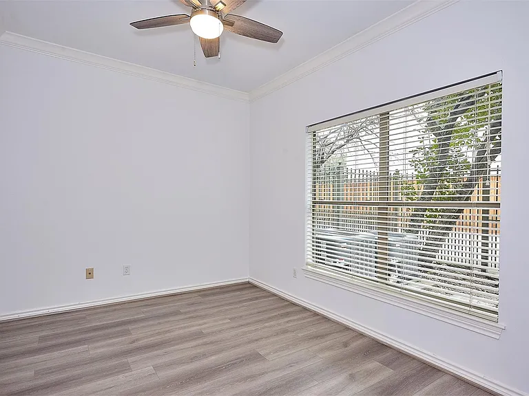 110 E Detering St — Photo 23