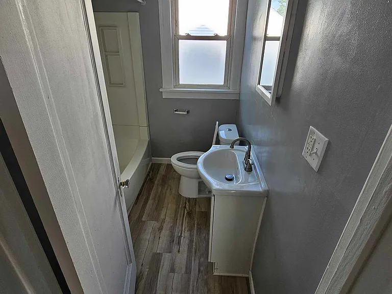 2401 Burnside Ave — Photo 8