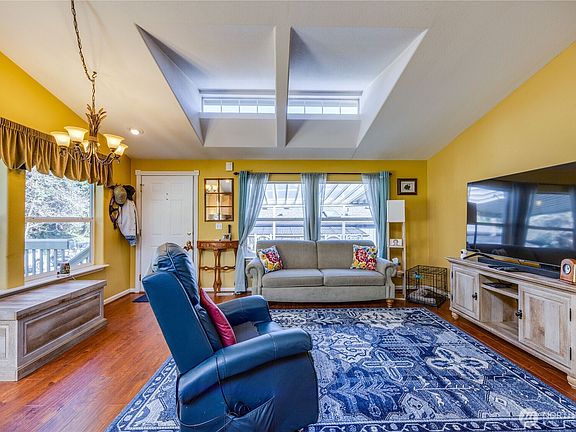3rd image of 600 NE Lincoln Rd #35