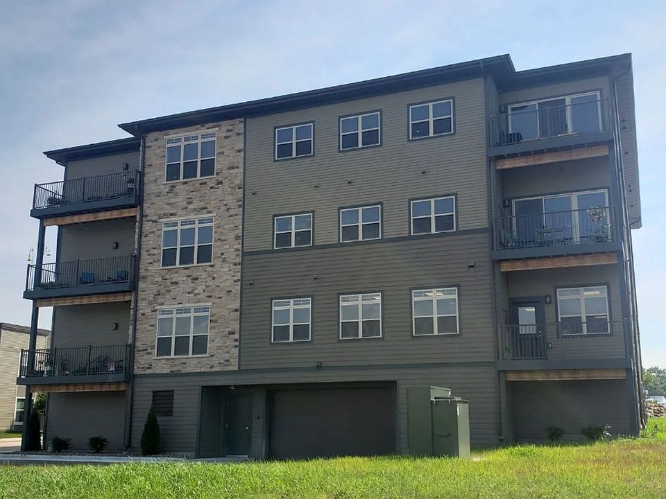 2nd image of 128 E Wisconsin St #411