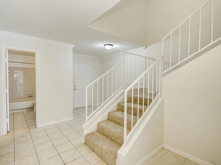 2114 Greenbriar Colony Dr — Photo 4