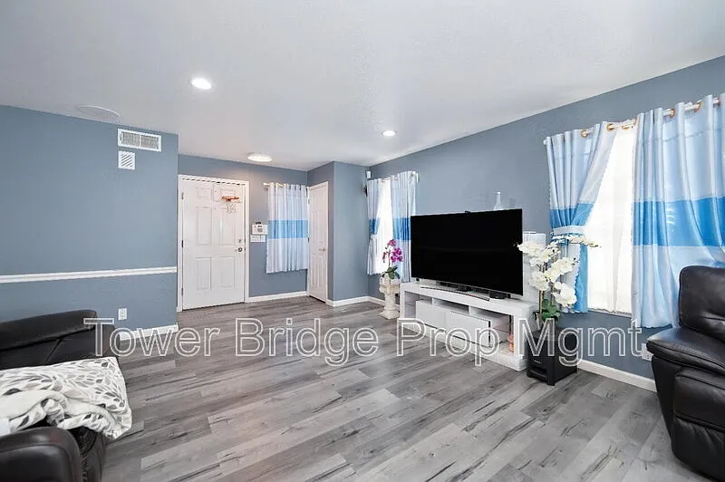 4 bed, 2.5 bath, 1734 sqft, $2,670 — Photo 4
