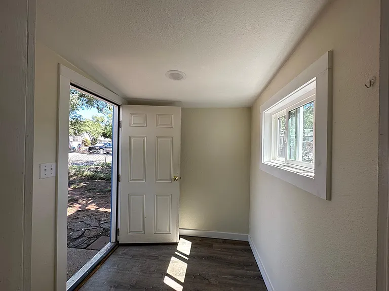 307 W 5th St — Photo 2