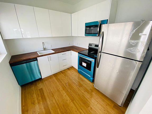 5th image of 958 Bay Dr #913