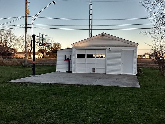 2nd image of 914 Carolyn Dr
