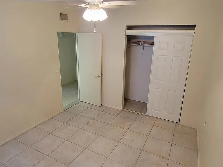 2483 Lakeshore Cir #2483 — Photo 11