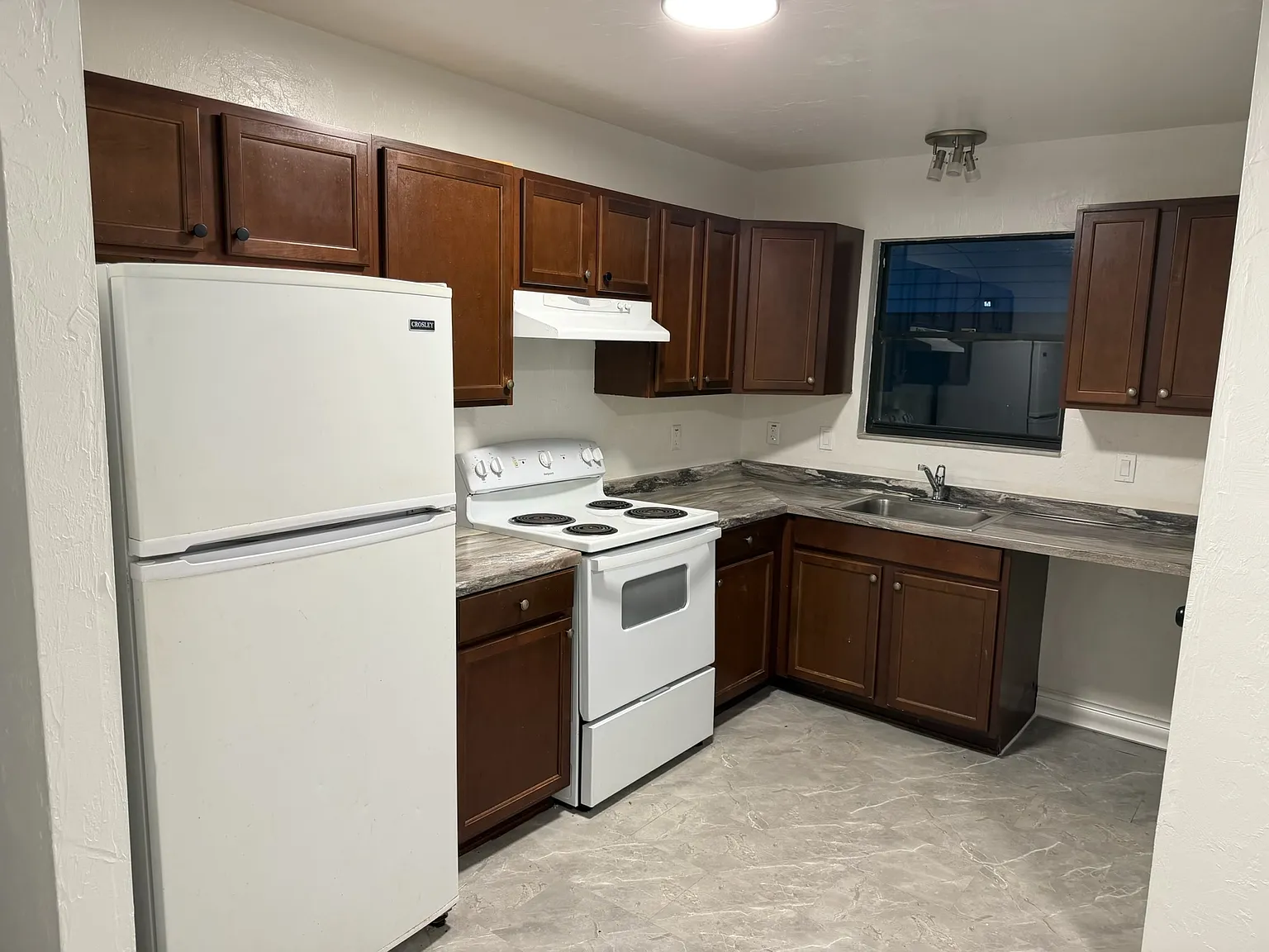 2 bed, 1000 sqft, $1,200 — Photo 3