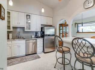 2 Hillside Ct #816, Clinton, NJ 08809