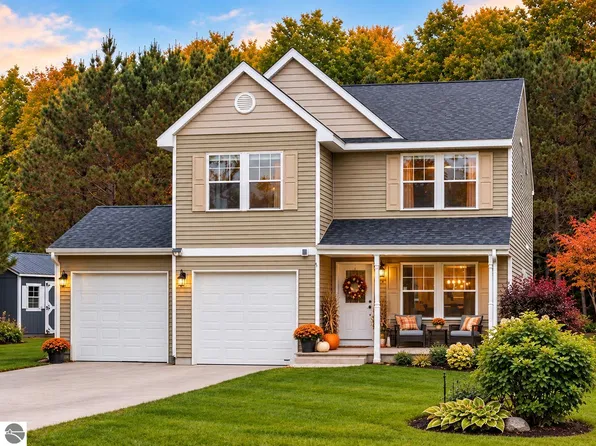 9643 Pattys Ln, Traverse City, MI 49684