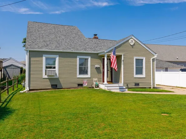 811 Arctic Street, Lindenhurst, NY 11757