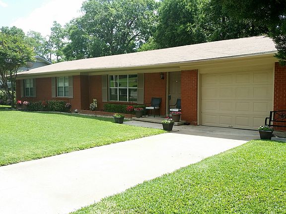 2nd image of 2330 Oak Cliff Dr
