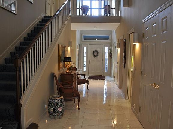 3rd image of 4 Warwick Ln