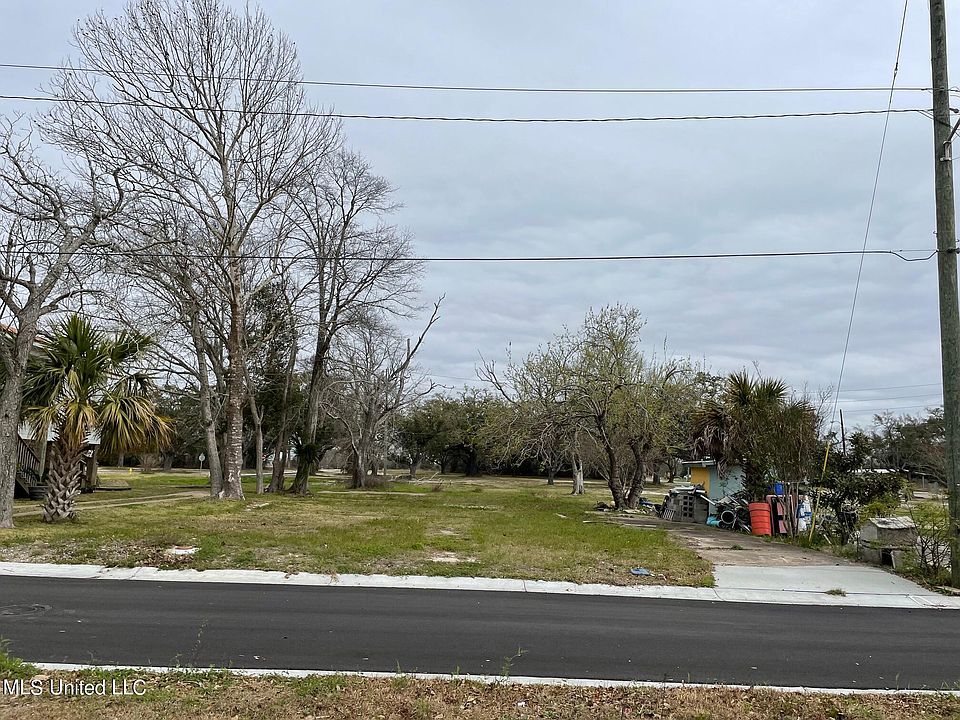 1st image of 402 Wisteria Ln