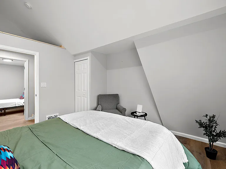 276 Kenilworth St — Photo 18