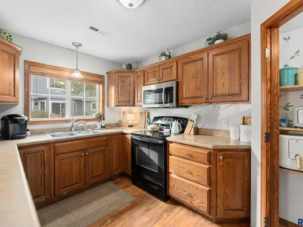 1211 N Pekin Pl, Sioux Falls, SD 57107