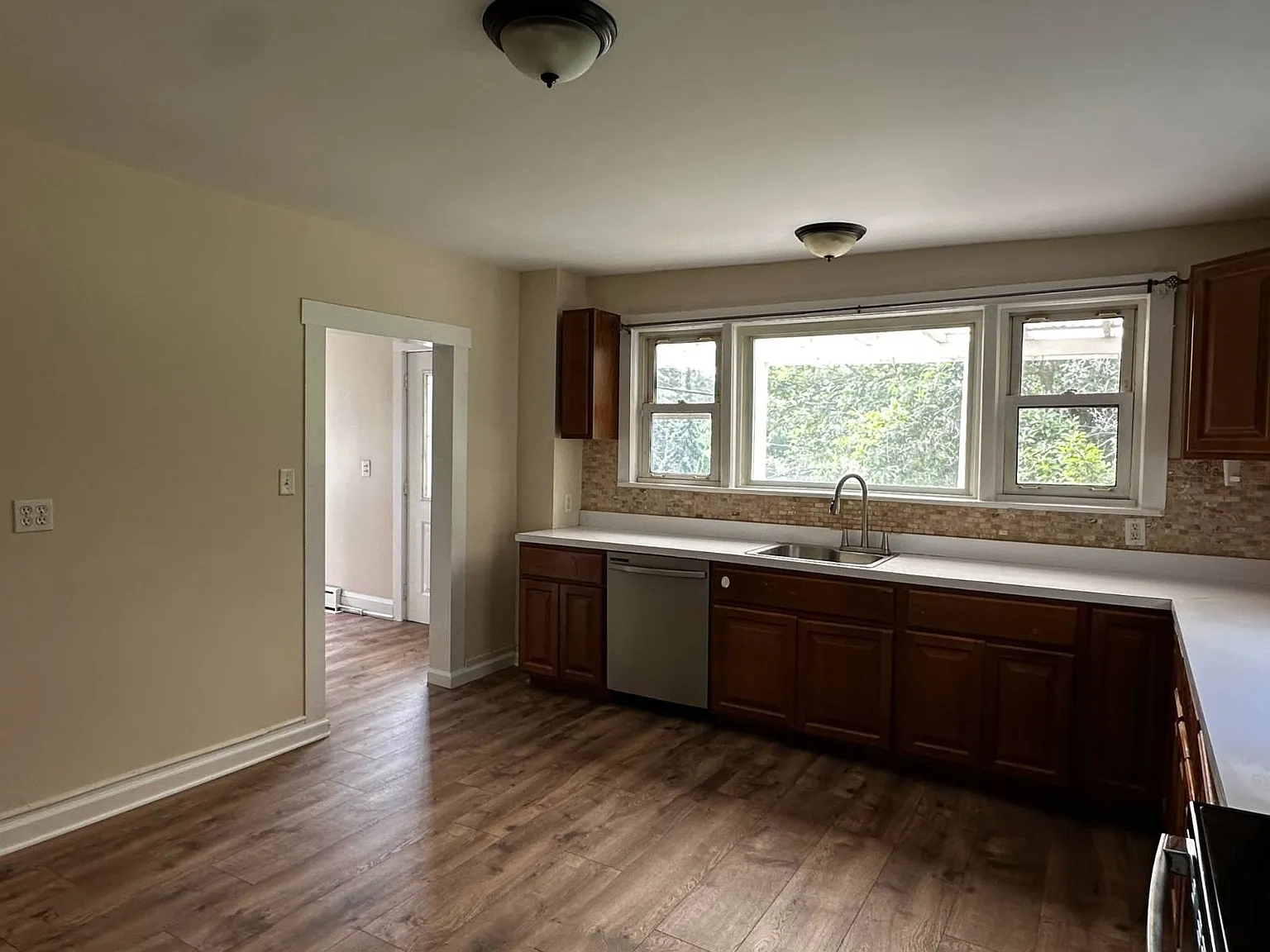 3 bed, 1.5 bath, 1740 sqft, $2,900 — Photo 2