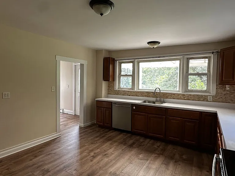 245 Lattintown Rd — Photo 2