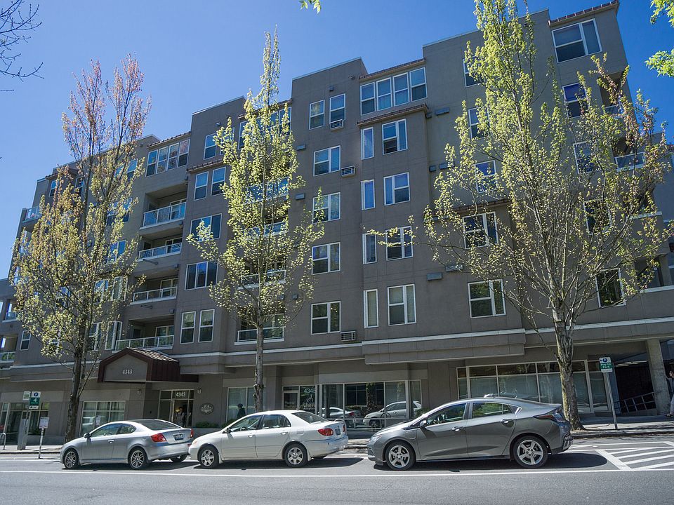 Partially Furnished 2 Bd 2 Ba with 2 Gated Parkings