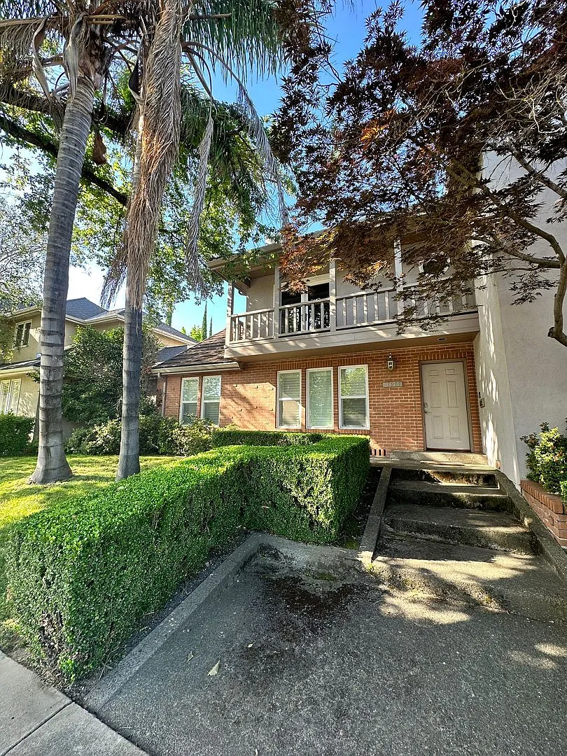 East Sacramento Stunner with built in pool! — Photo 2