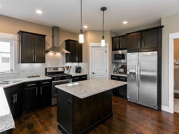 5th image of 395 Radcliffe Dr
